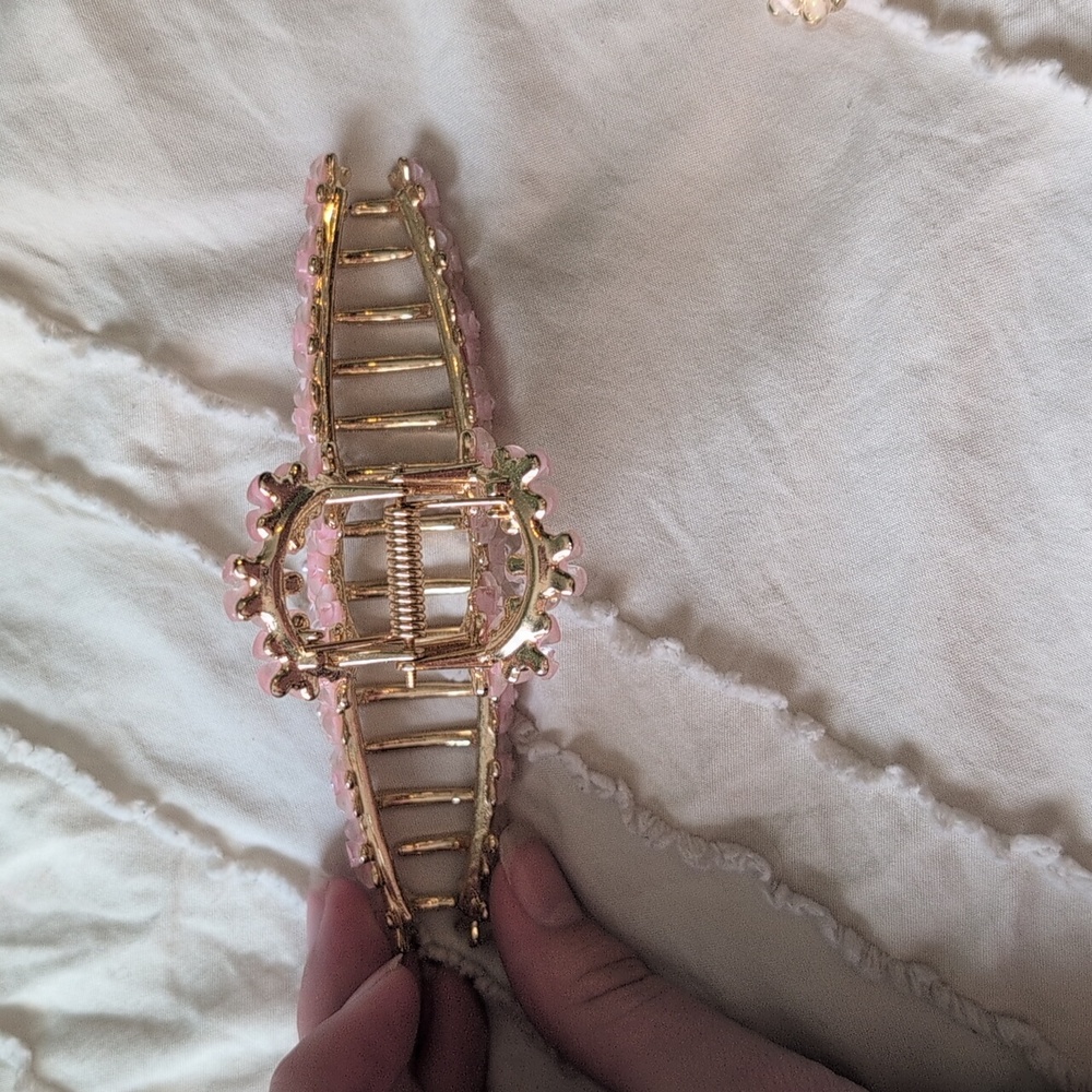 Bundle Of Pink And White Metal Floral Hair Clips - Picture 3 of 3
